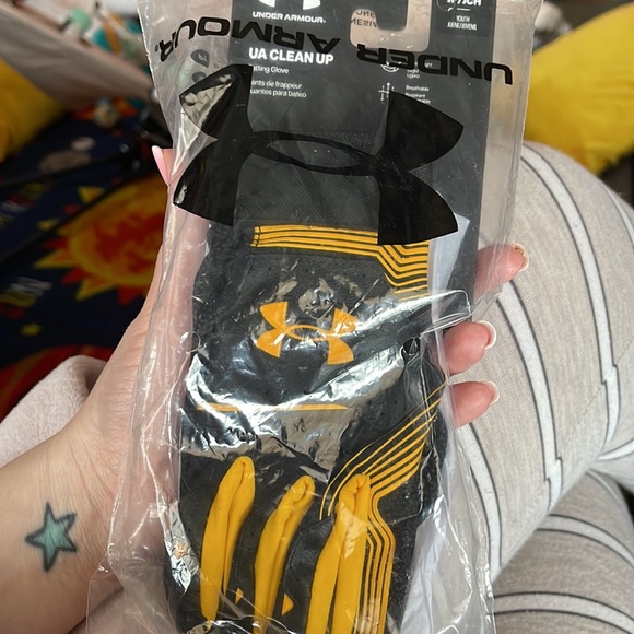 🆕 Under Armour Youth Clean Up Batting Gloves- new size small black and gold - Picture 4 of 5